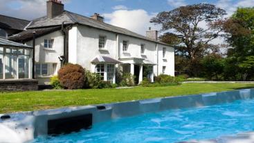 Cottages with Hot Tubs or Pools