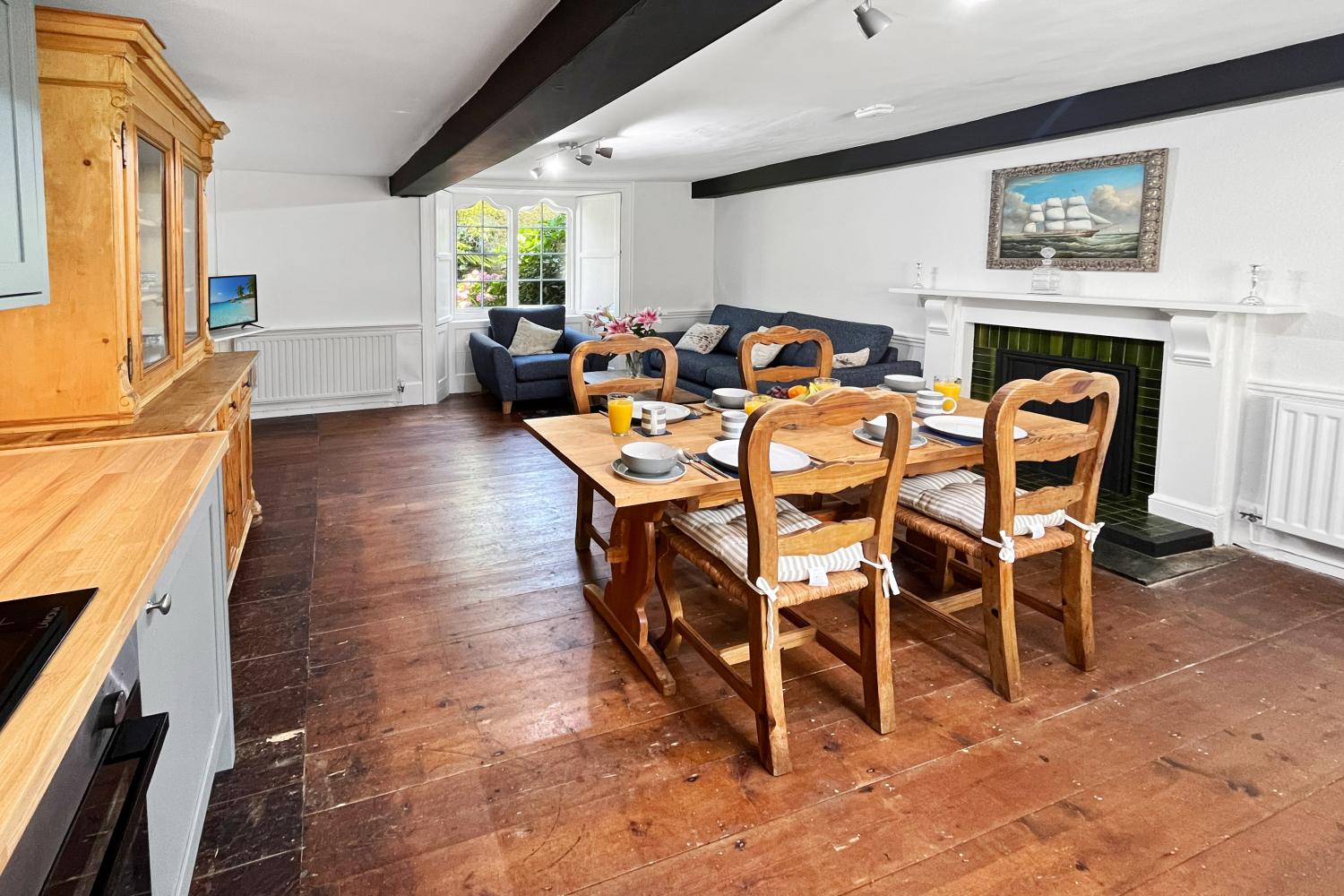 Kitchen/Lounge (dining area)